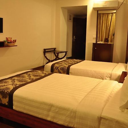 Grand Clarks Inn Badami Extérieur photo
