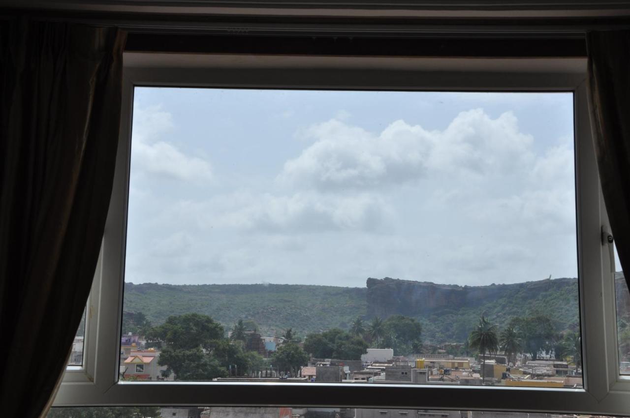 Grand Clarks Inn Badami Extérieur photo