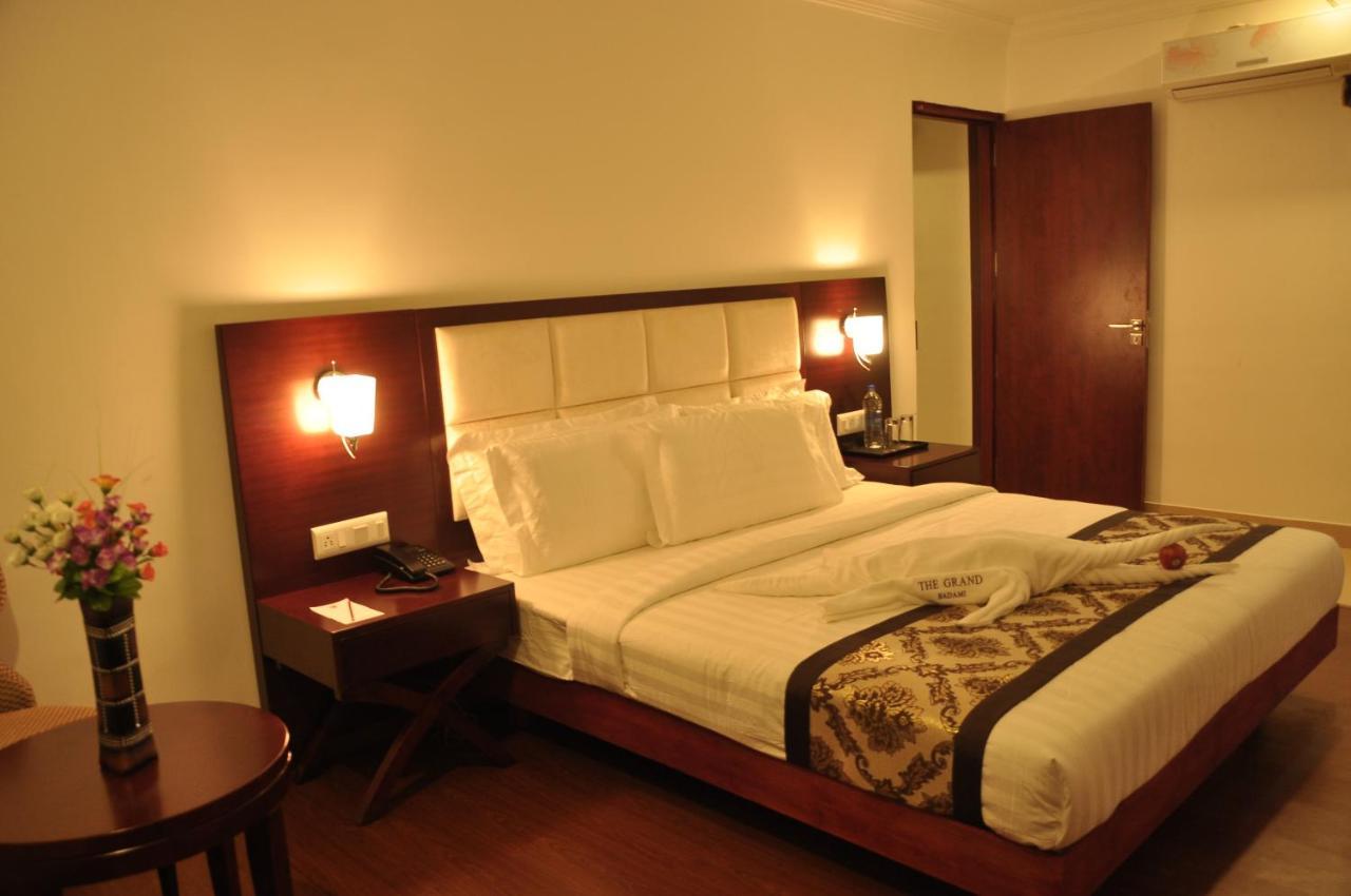 Grand Clarks Inn Badami Extérieur photo